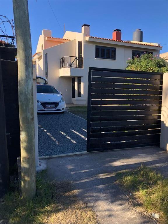 Casa en venta 3 dormitorios, 2 baños, Piscina, Lagomar sur