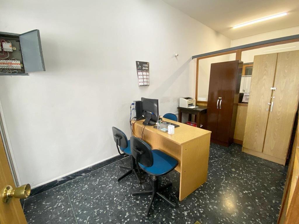 Venta local de 12 oficinas sobre Av. Agraciada en Bella Vis