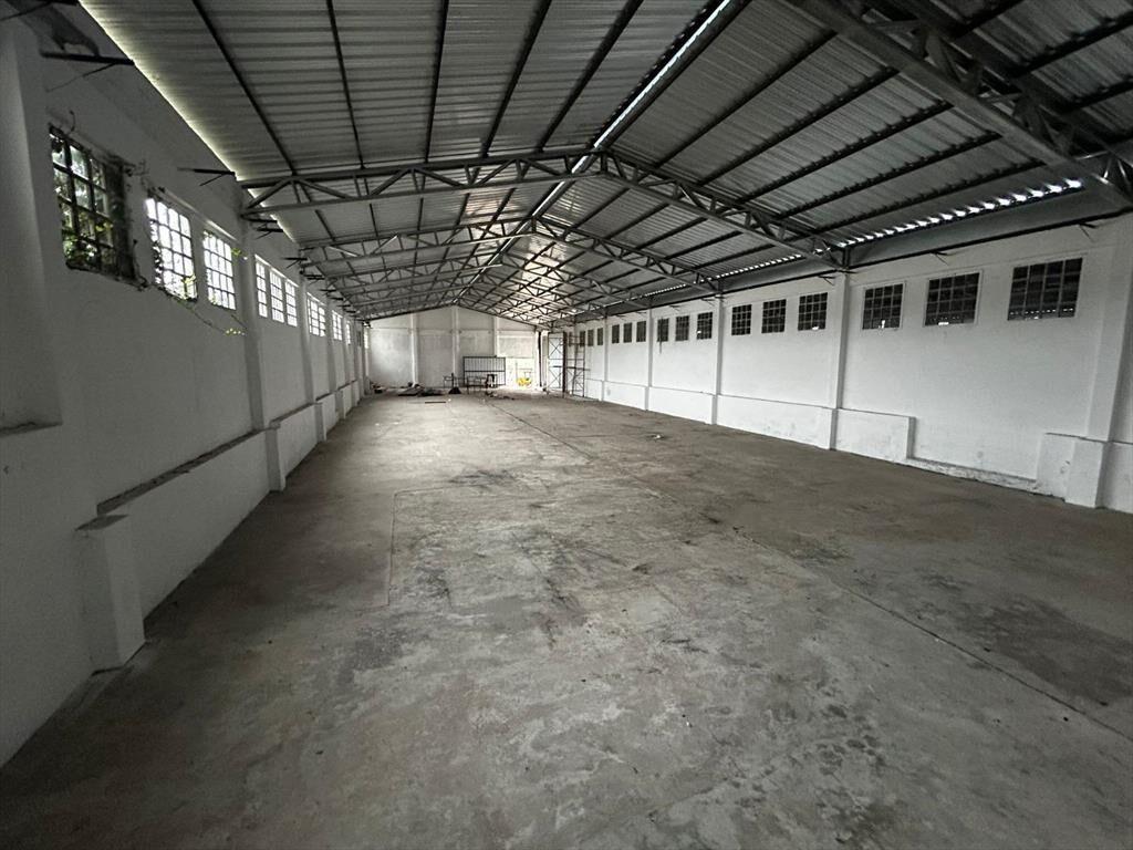 Proximo Garzón y San Quintin, Galpón de 1700m2, vigilancia