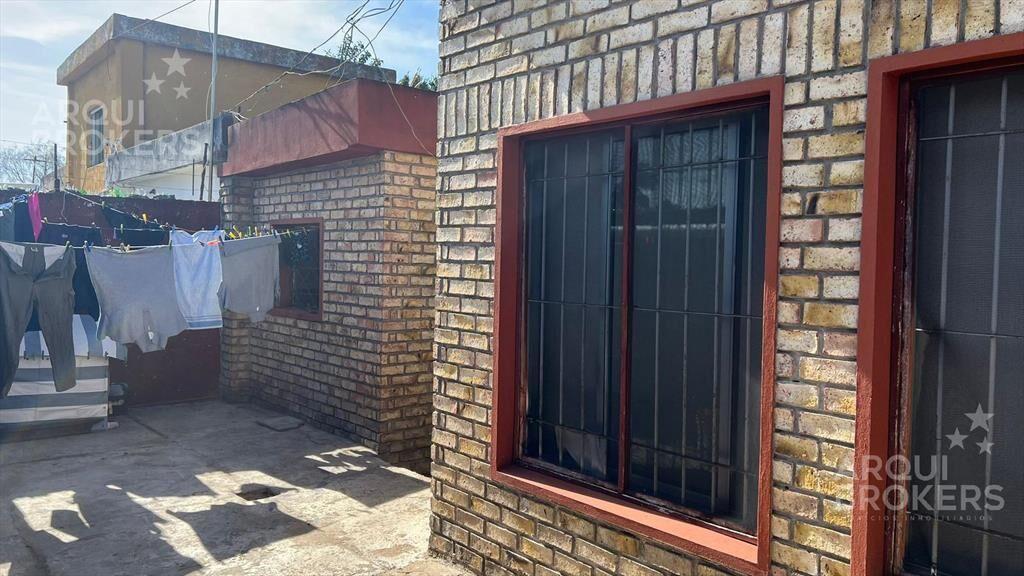 Casa de dos dormitorios en  venta en Jardines del Hipódromo