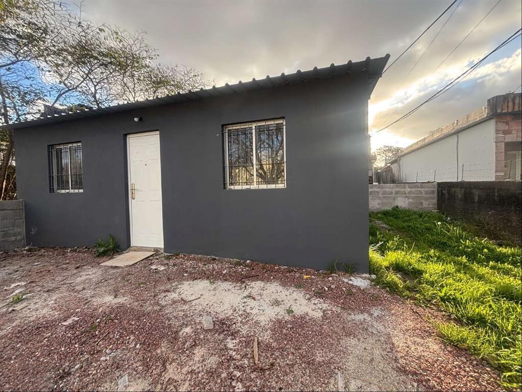 Casa en alquiler en Colón. Dos dormit, patio y lugar para c