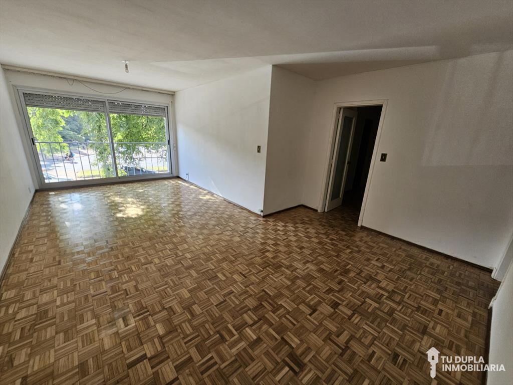 Amplio apartamento de 3 dormitorios + servicio en
