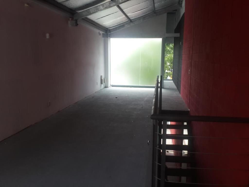 local - Solano García casi Ellauri, 100 m2 , 5 mts de frent