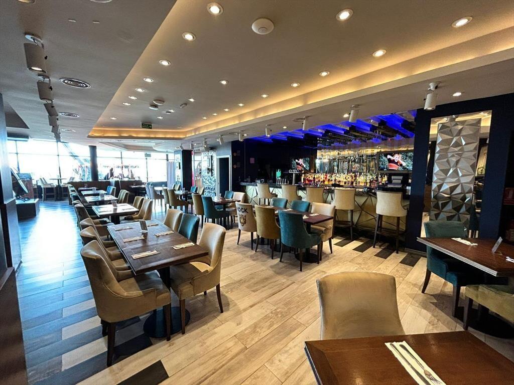Local en Forum, con excelente renta, 750 m2 totales!