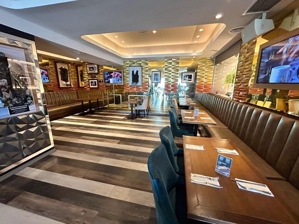Local en Forum, con excelente renta, 750 m2 totales!