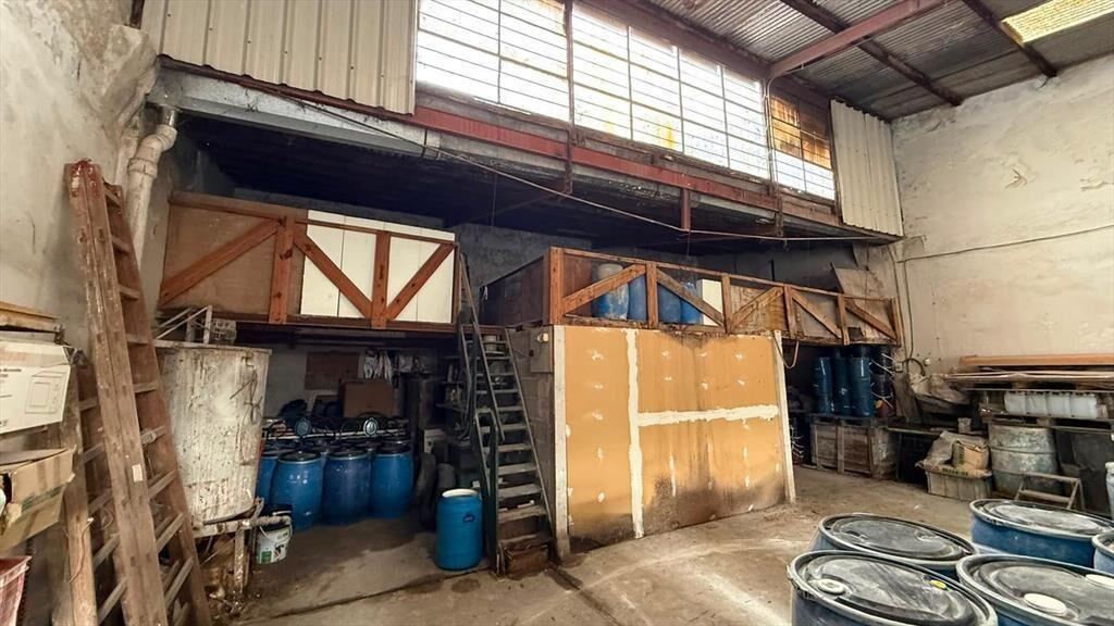 Proximo Gral Flores y Propios, deposito   Oficinas, 330 m2,
