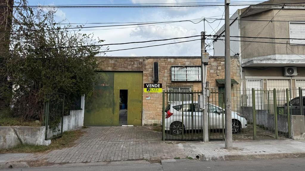 Proximo Gral Flores y Propios, deposito   Oficinas, 330 m2,