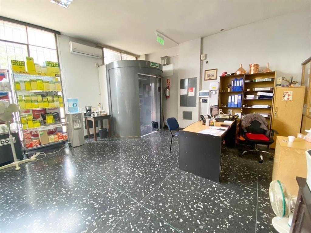 Venta local de 12 oficinas sobre Av. Agraciada en Bella Vis
