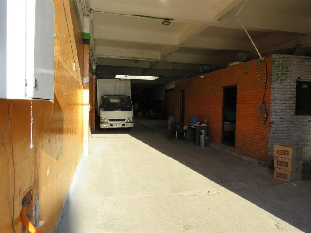 Venta de cuatro locales con renta y tres apartamentos.