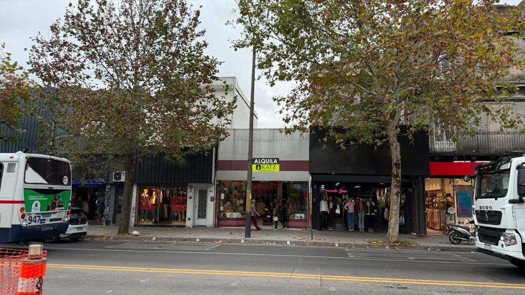 8 de octubre esq. Viana, 75 m2 salón + deposito, 5m de fren