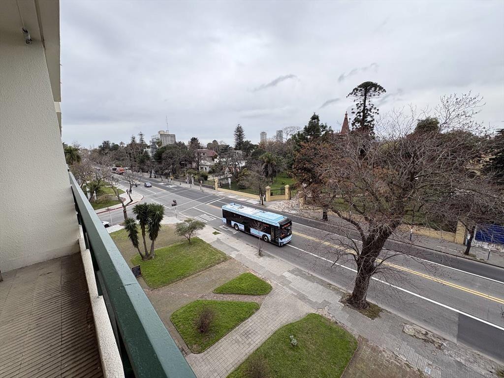 Alquiler  Apartamento al frente con un dormitorio y terraza