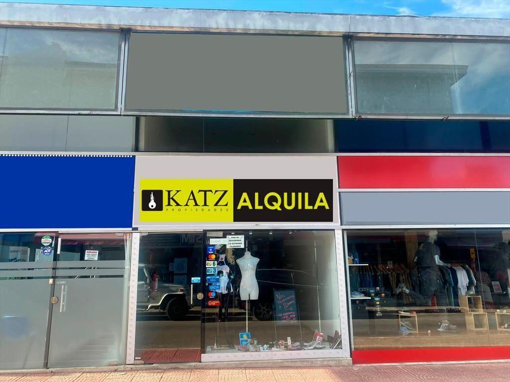 Ituzaingo y Sarandi, 60 m2 , 4 mts de frente, doble altura,