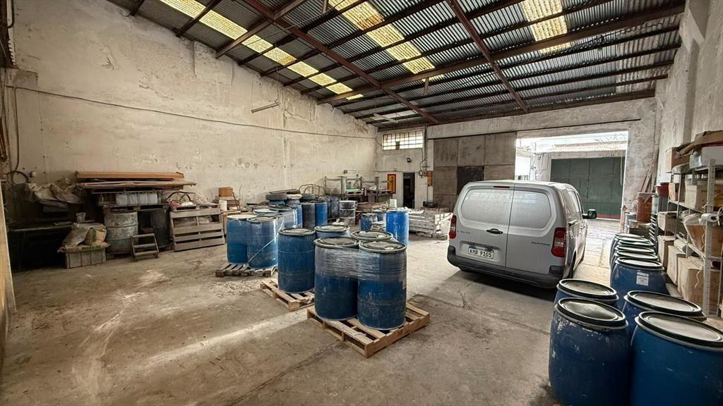Proximo Gral Flores y Propios, deposito   Oficinas, 330 m2,