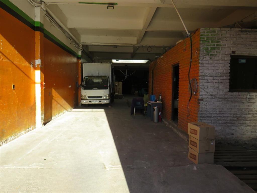 Venta de cuatro locales con renta y tres apartamentos.