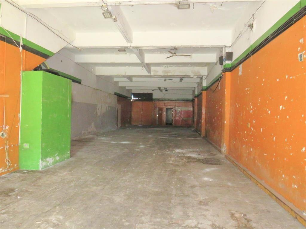 Venta de cuatro locales con renta y tres apartamentos.