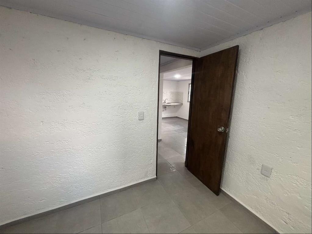 Casa en alquiler en Colón. Dos dormit, patio y lugar para c