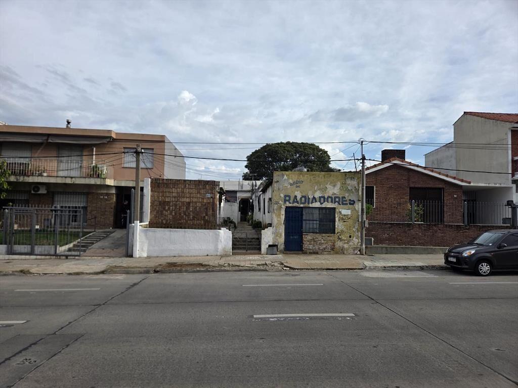 Bv Batlle y Ordoñez prox Av Italia, 272 m2 de terreno, 10 m