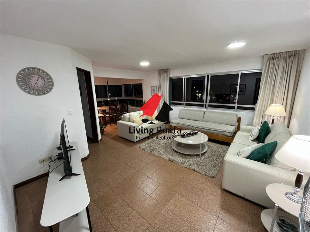 Vende apartamento de 2 dormitorios en Punta del