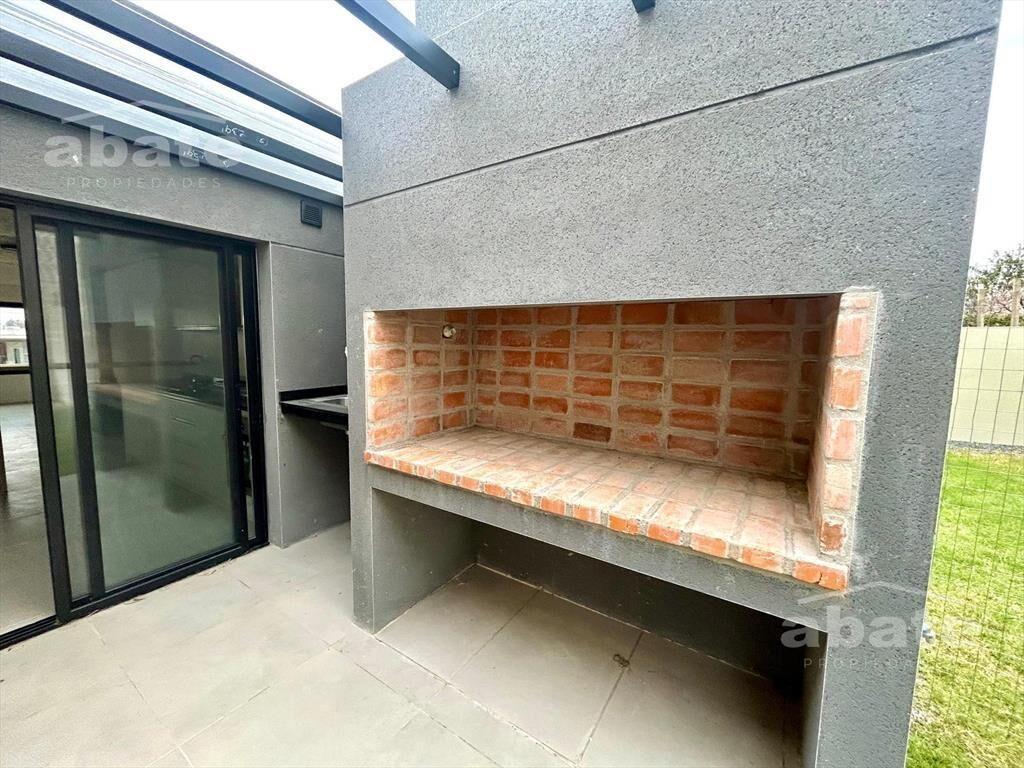 Venta casa de 3 dormitorios, dos baños a estrenar en Lagoma