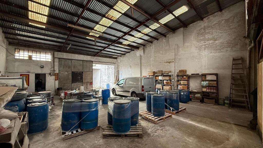 Proximo Gral Flores y Propios, deposito   Oficinas, 330 m2,