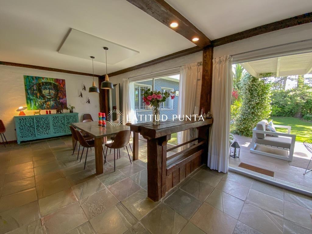 Casa en Playa Mansa, 5 dormitorios y piscina