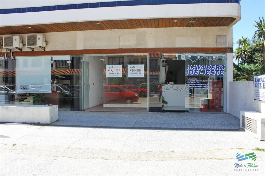 En venta Local a la calle con baño en Peninsula,