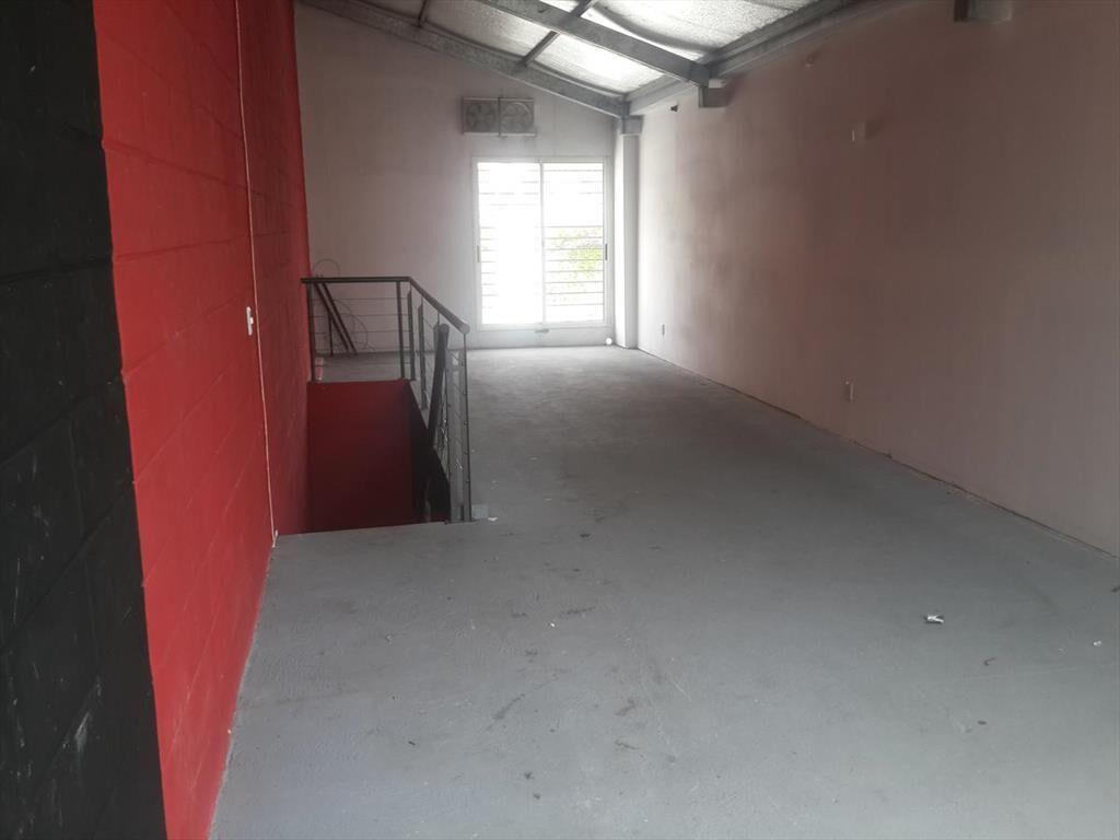 local - Solano García casi Ellauri, 100 m2 , 5 mts de frent