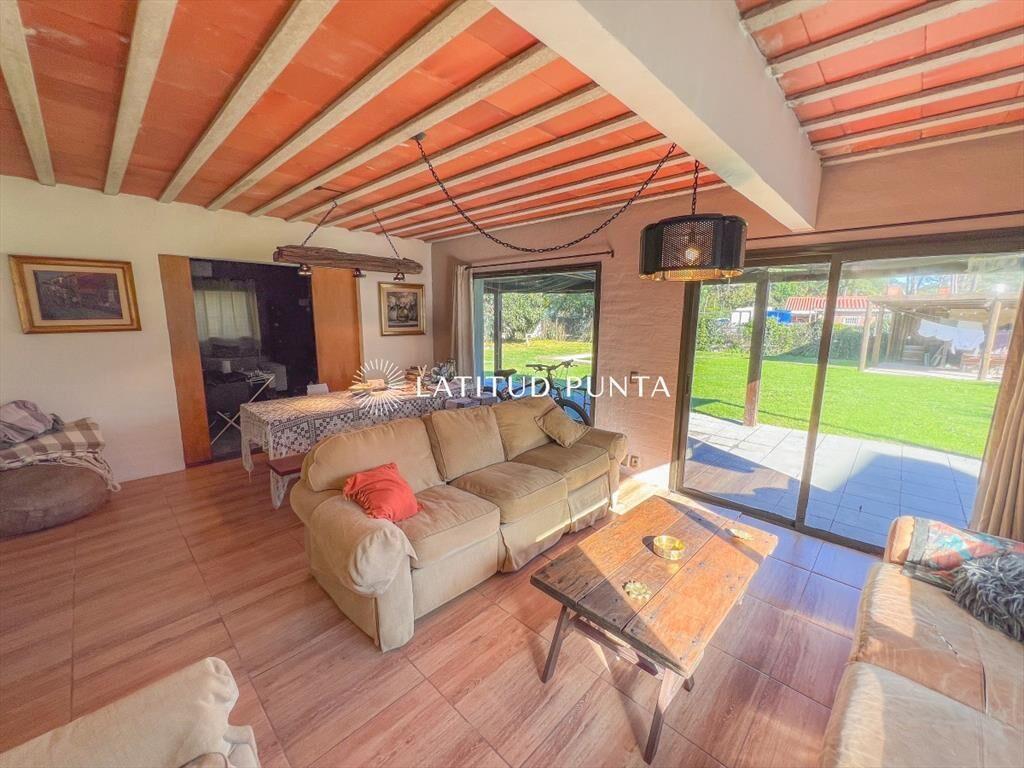 Casa 5 dormitorios con piscina. Barrio Córdoba