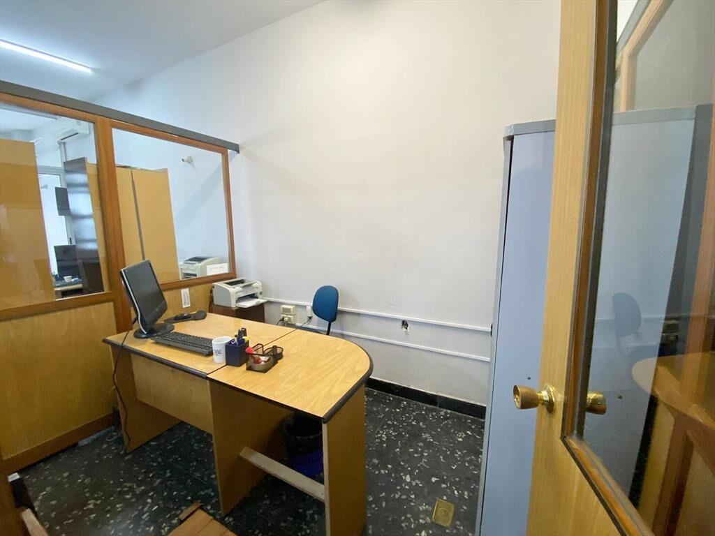 Venta local de 12 oficinas sobre Av. Agraciada en Bella Vis