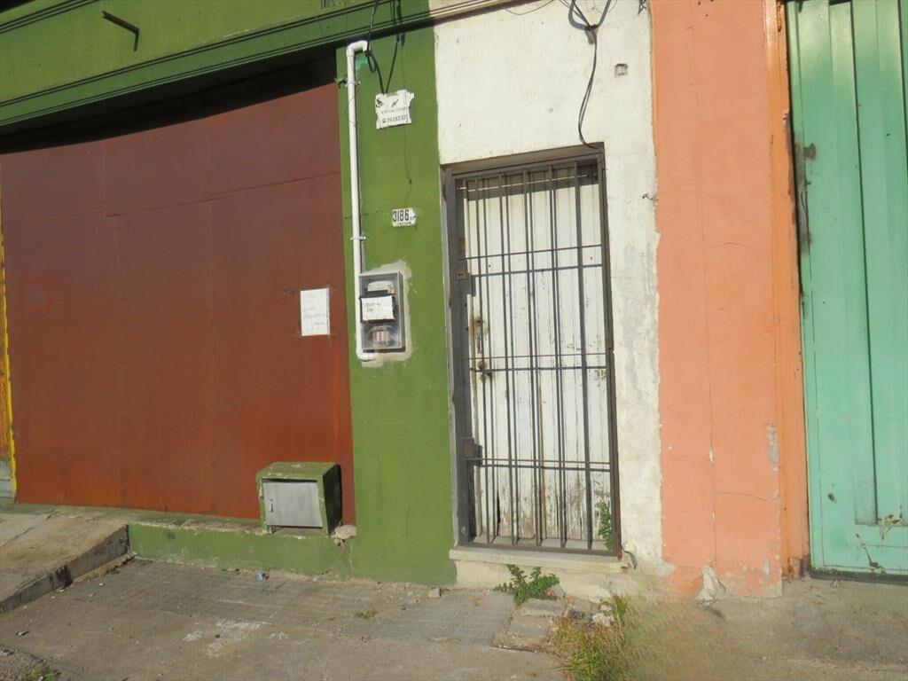 Venta de cuatro locales con renta y tres apartamentos.