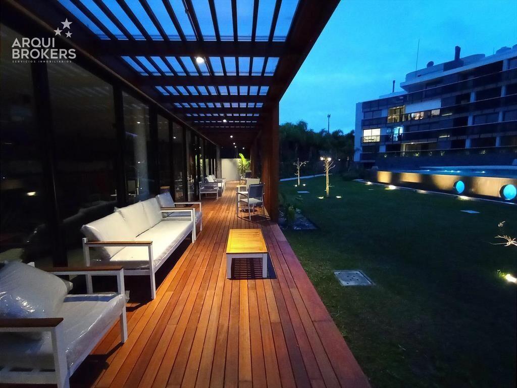 Apartamento penthouse de tres dormitorios en alquiler en Ca