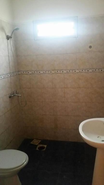 Apartamento- casa al fondo de 4 dormitorios, Sayago
