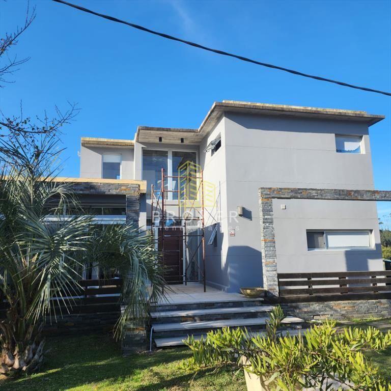 Casa en Alquiler 3 dormitorios con vista al mar en barrio p