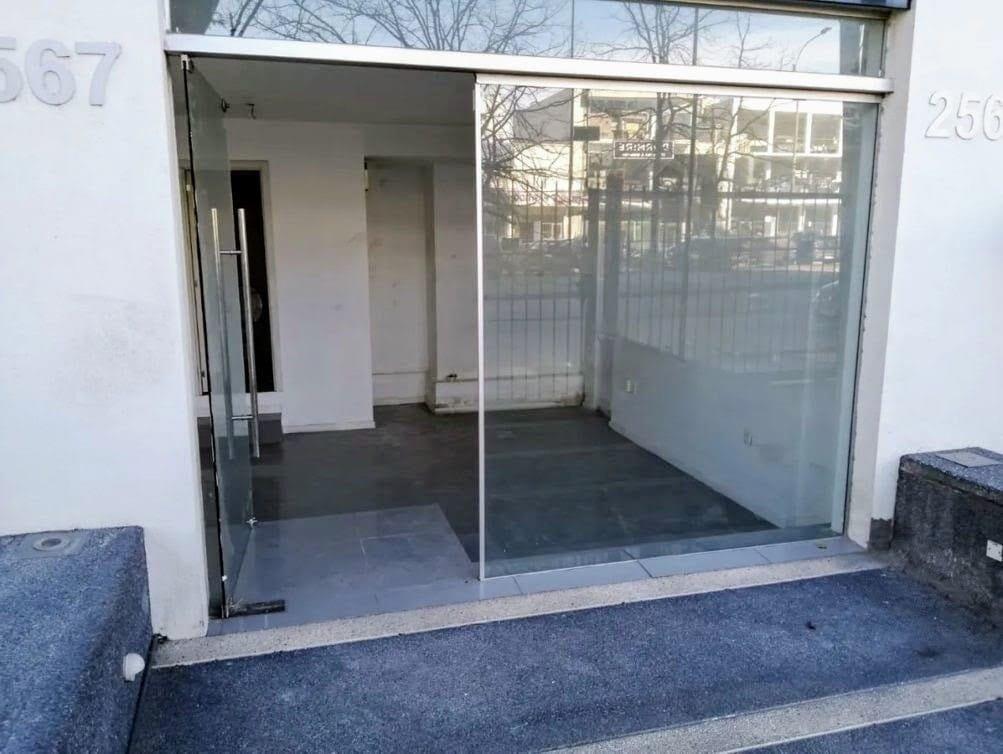 Venta local comercial sobre Av. Italia frente al Parque Bat