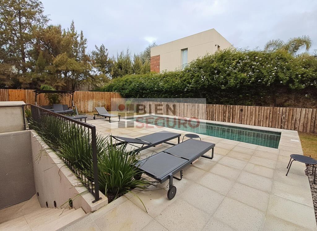 Penthouse de 3 dormitorios en alquiler en Carrasco Norte. C
