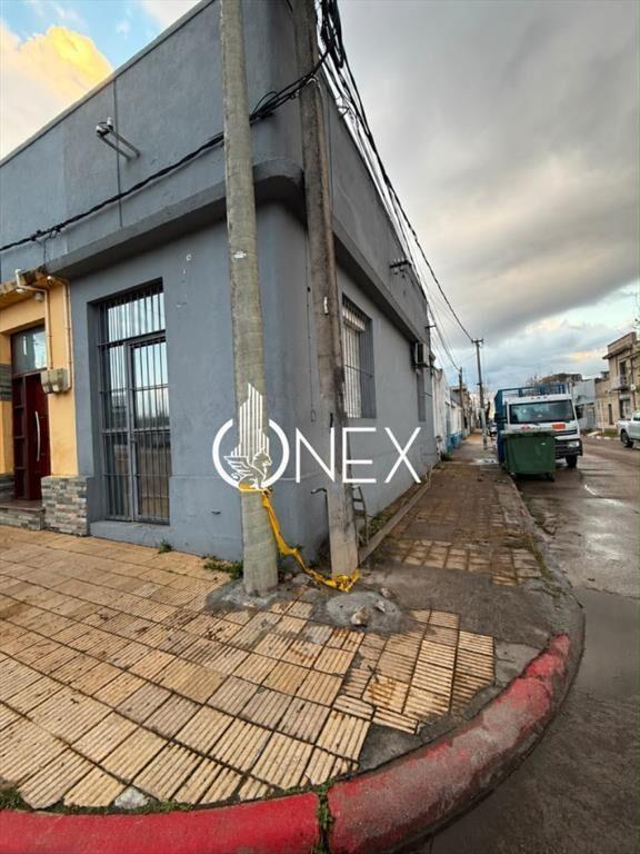 Se alquila local comercial en el centro de