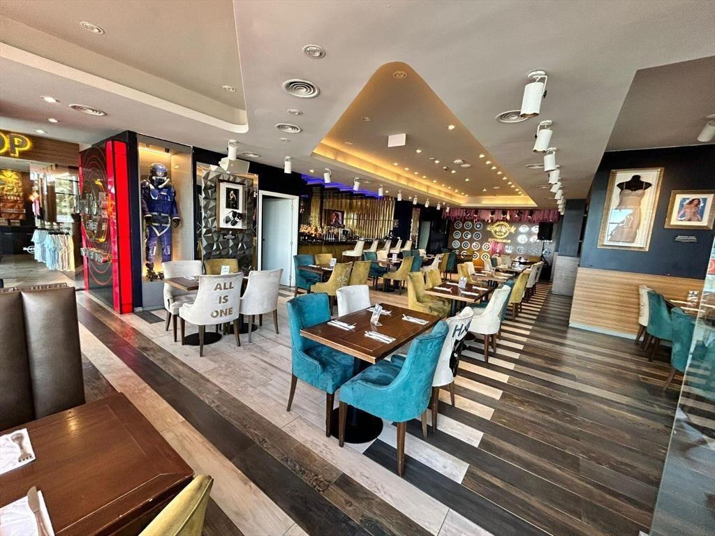 Local en Forum, con excelente renta, 750 m2 totales!