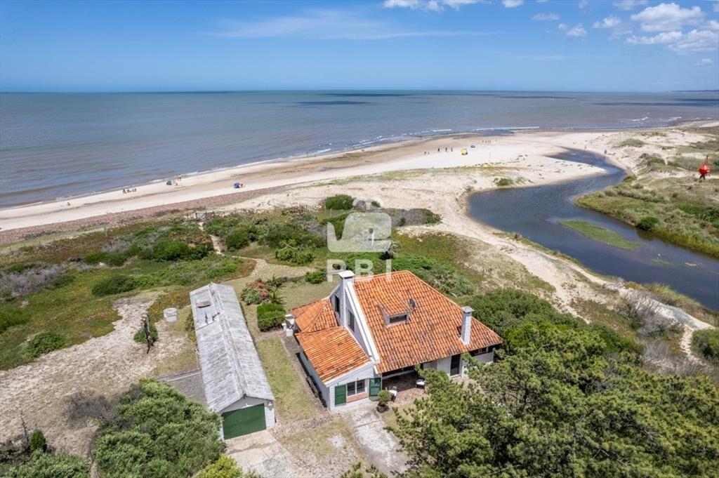 Casa en primera lÃ­nea al mar - Ref : PBI3194
