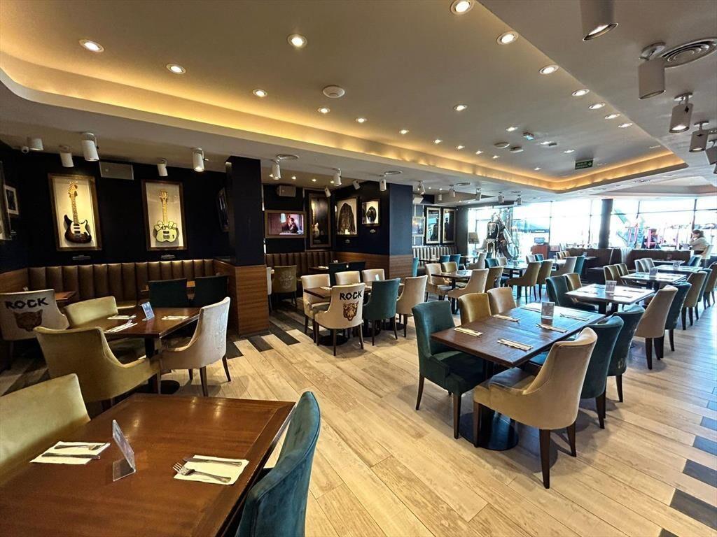 Local en Forum, con excelente renta, 750 m2 totales!
