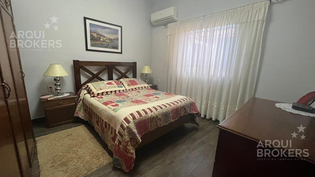 Casa de dos dormitorios en  venta en Jardines del Hipódromo