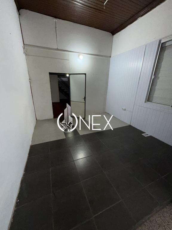 Se alquila local comercial en el centro de