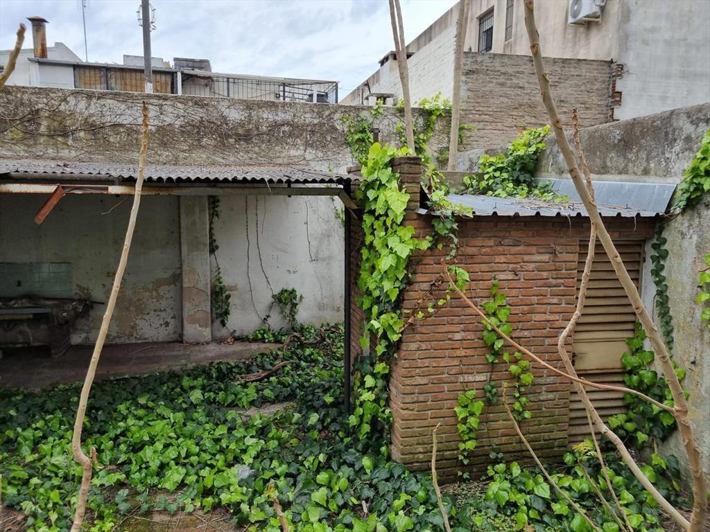 Av 8 de octubre casi Propios , terreno de 450 m2 con altura