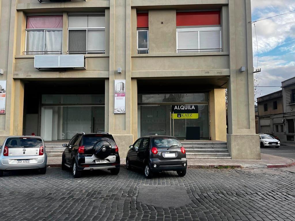 Martin Garcia esq. Terra, 80 m2 de salón, 12 mts de frente,