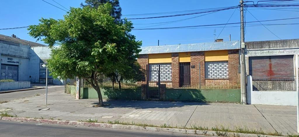 Casa en Esquina en Nuevo París : 2 Dormitorios, Cochera c/P
