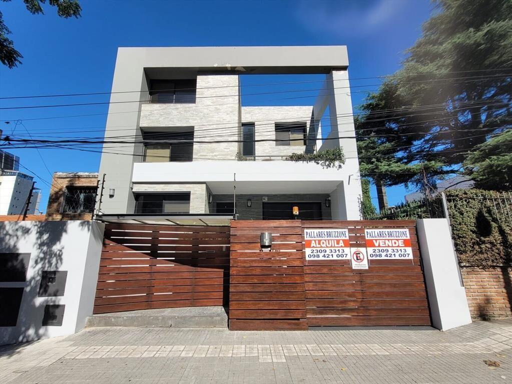 HERMOSA CASA FRENTE AL SHOPPING PUNTA CARRETAS