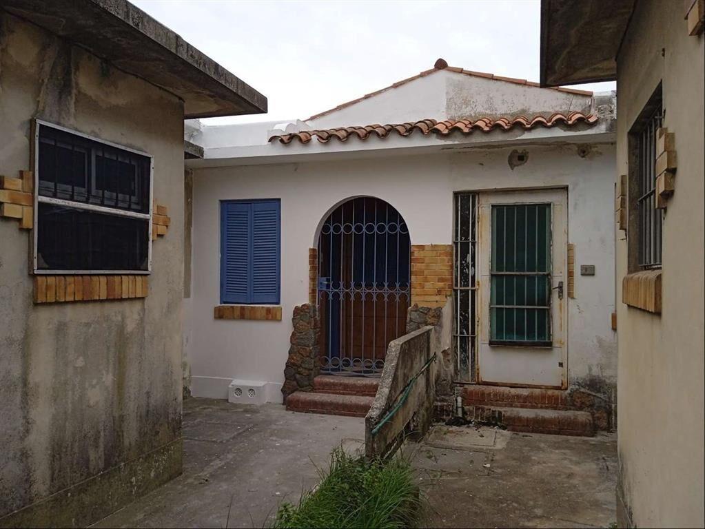 Casa en Alquiler sobre Av. Garzón, dos dormit. con fondo