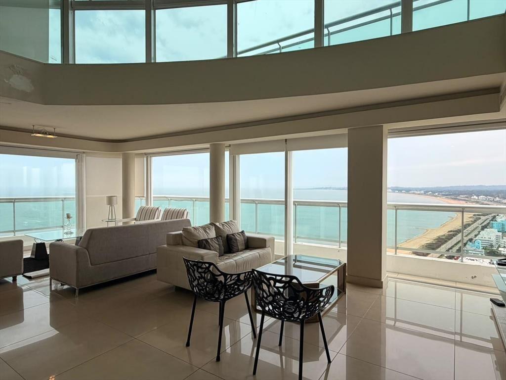Alquiler temporal Penthouse con piscina en Playa Mansa