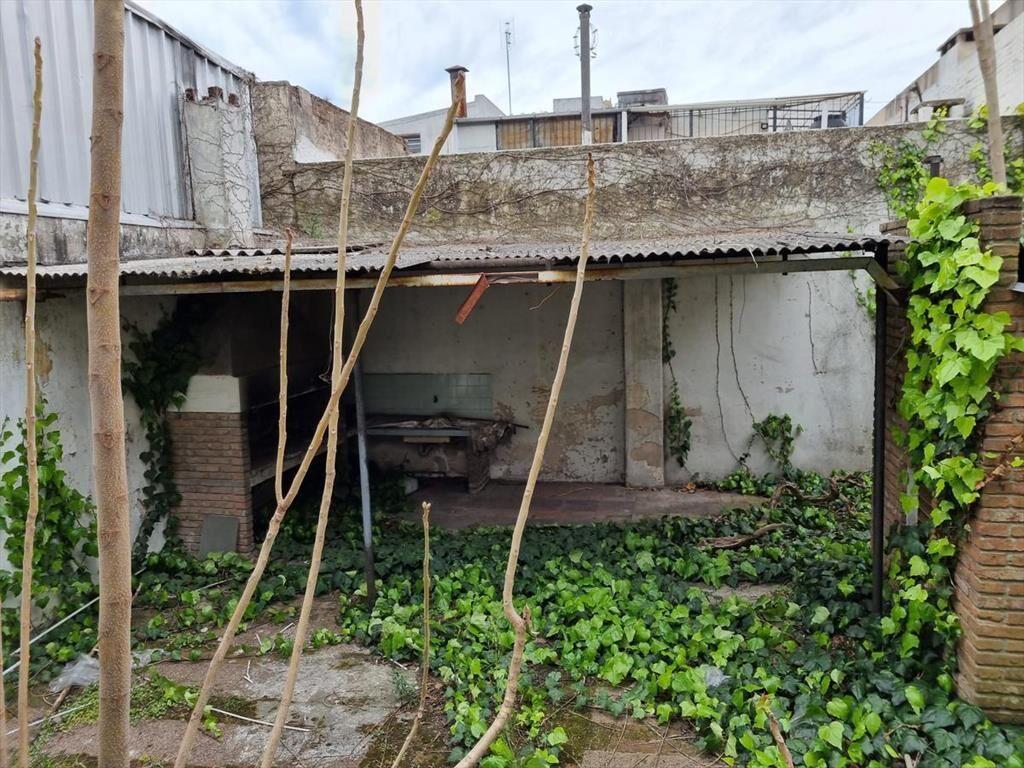 Av 8 de octubre casi Propios , terreno de 450 m2 con altura