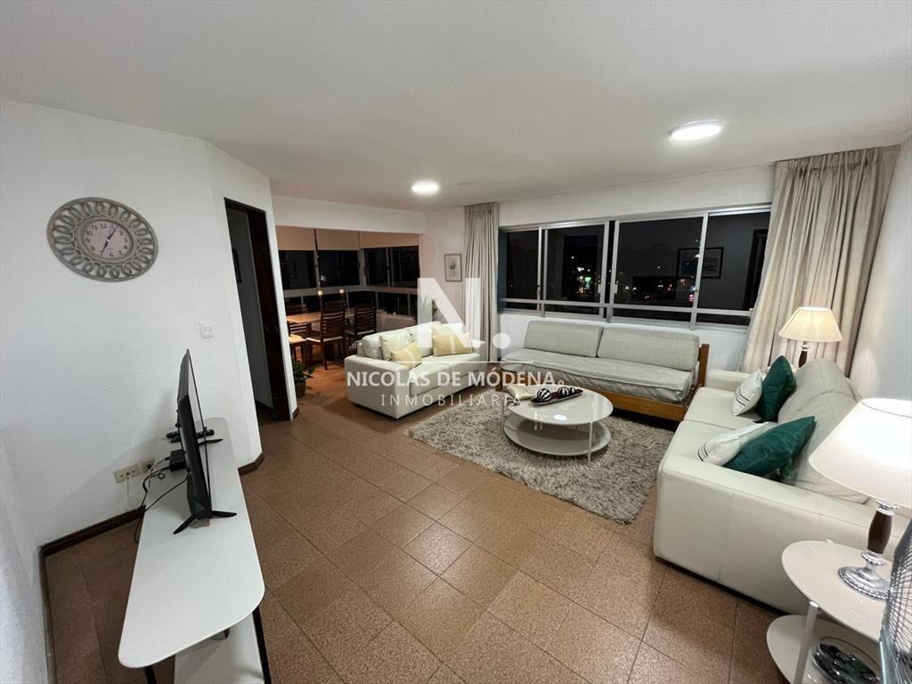 Vende apartamento de 2 dormitorios en Punta del
