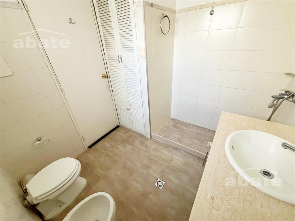 Venta de Casa 3 Dorm y Garage - Pocitos Nuevo